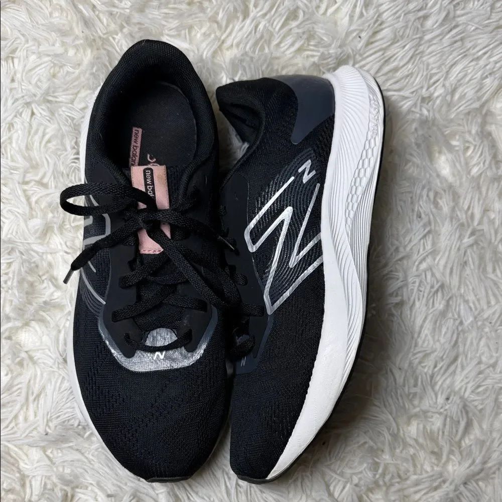 New Balance Women's Black and White Sneakers 9.5WMN 8 MEN